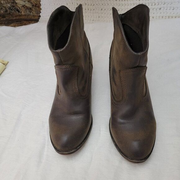 Rocket Dog Size 8 Leather Ankle Boots Booties Brown 2 1/2" heel women's GUC - Picture 2 of 13